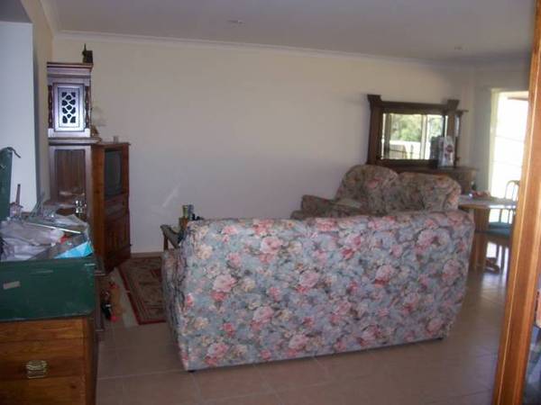 <b>Four bedroom </b>LOVELY HOME READY TO MOVE INTO Picture 3