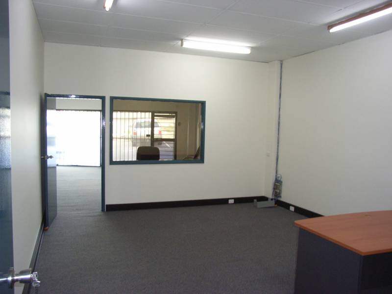 OFFICE WITH FRONT & REAR PARKING Picture 2
