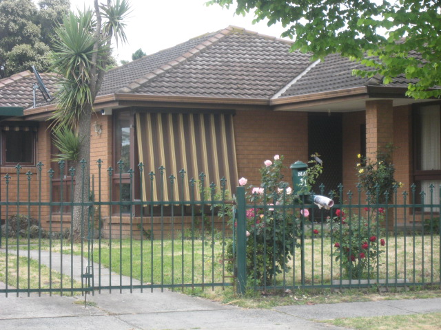 **APPLICATION PENDING** THREE BEDROOM HOME Picture 1