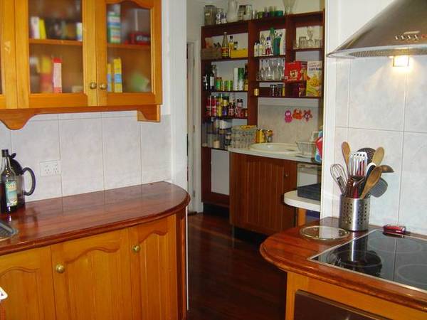 Great Location - Walk to Schools, Pool & Shops Picture 3