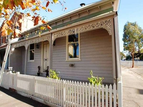VICTORIAN DOUBLE FRONTED WEATHERBOARD WITH CLASS Picture 1