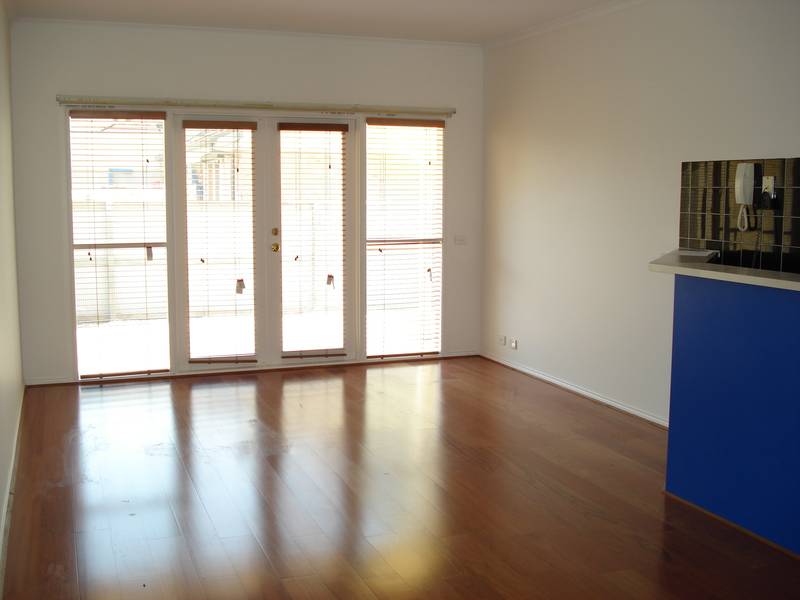 Refurbished sun filled townhouse. Picture 2