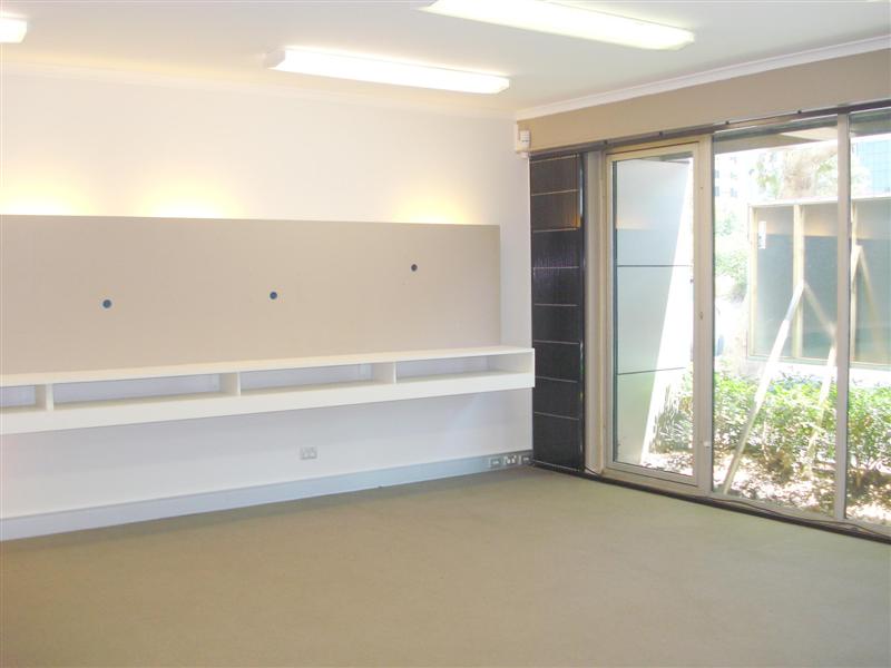 GROUND FLOOR SHOWROOM AND OFFICE Picture 2