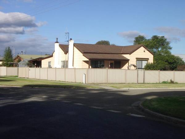 WELL LOCATED CLOSE TO SCHOOLS & SPORT CENTRES Picture 1