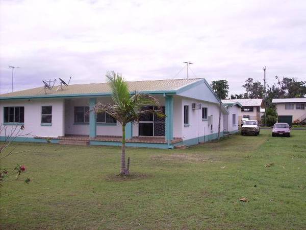 ABSOLUTE BEACHFRONT WITH VIEWS OF DUNK ISLAND Picture 1