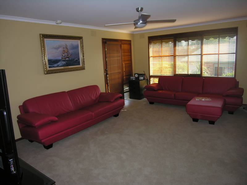 THINK LOCATION RENOVATED QUALITY BATHROOMS AND 2 LARGE LIVING AREAS ON AN 800 M2 BLOCK Picture 3