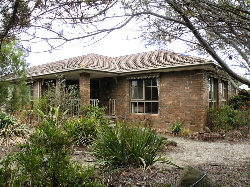 THINK LOCATION RENOVATED QUALITY BATHROOMS AND 2 LARGE LIVING AREAS ON AN 800 M2 BLOCK Picture 1