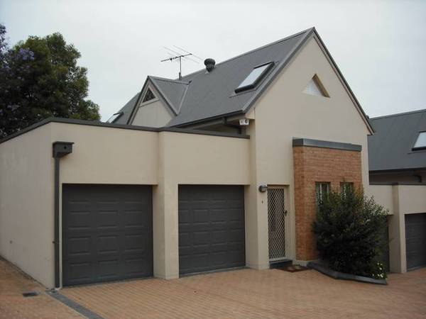 Sought after 2 bedroom townhouse located in small quiet complex Picture 1