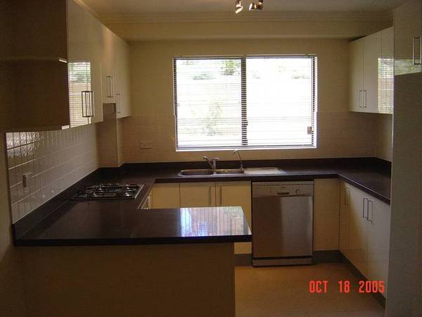 Rare ground floor 2 bedroom unit with enormous courtyard. Picture 2