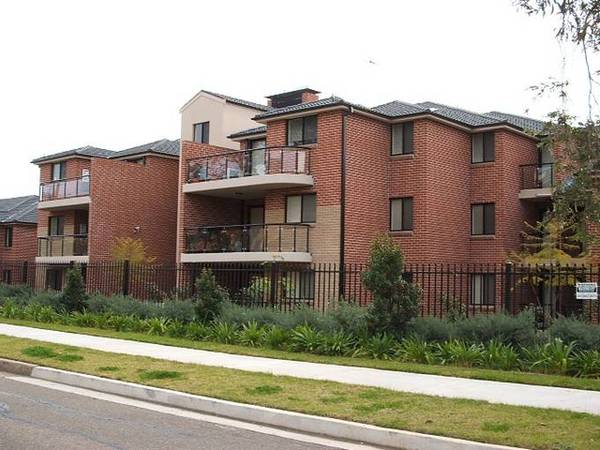 Rare ground floor 2 bedroom unit with enormous courtyard. Picture 1