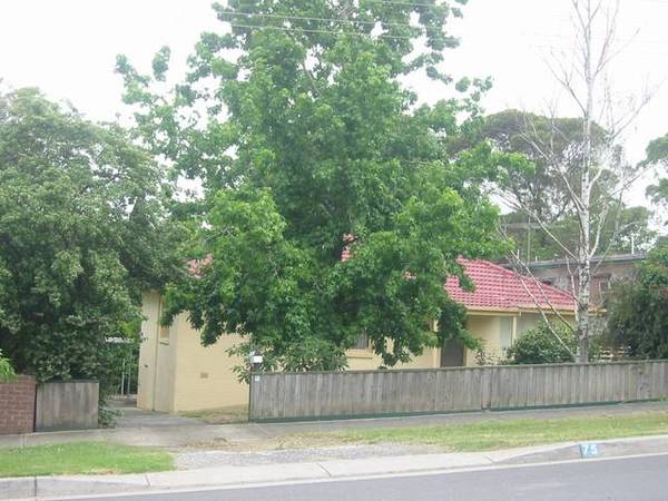 THREE BEDROOM,
CLOSE TO TOWN Picture 1