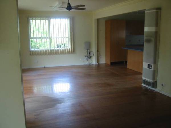 THREE BEDROOM,
CLOSE TO TOWN Picture 3