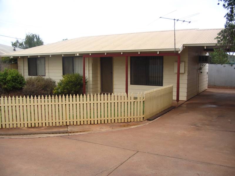 Neat & Tidy Affordable Living in Quiet Location Picture 1