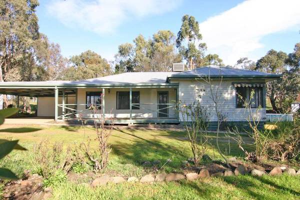 SPACIOUS FAMILY HOME ON 1 ACRE CLOSE TO GRAMPIANS Picture 1