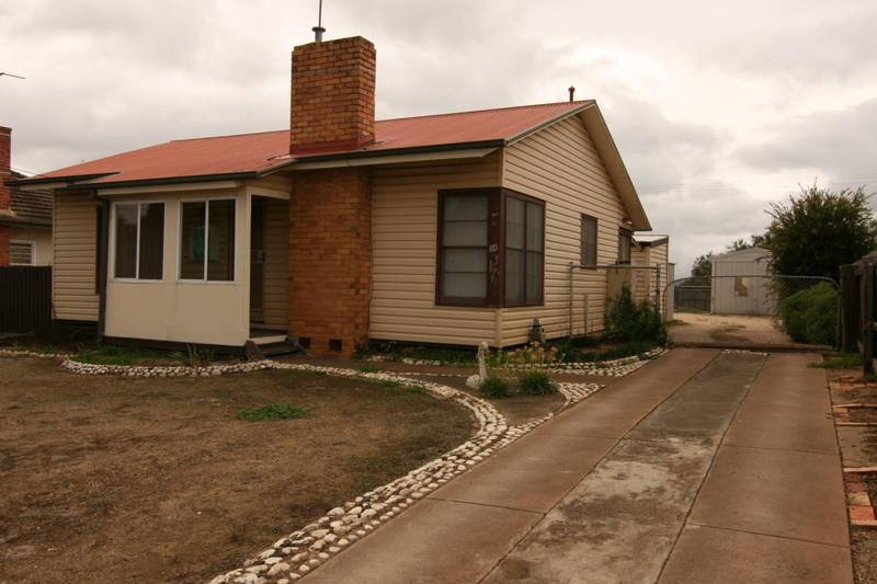 NEAT 2 BEDROOM HOME WITH REAR ACCESS & GARAGE. Picture 1