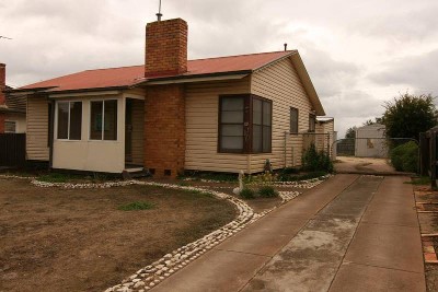 NEAT 2 BEDROOM HOME WITH REAR ACCESS & GARAGE. Picture