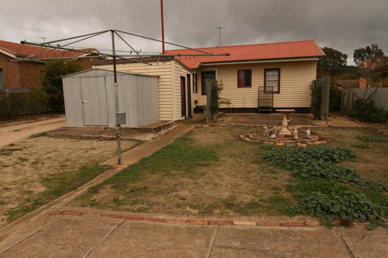 NEAT 2 BEDROOM HOME WITH REAR ACCESS & GARAGE. Picture 3