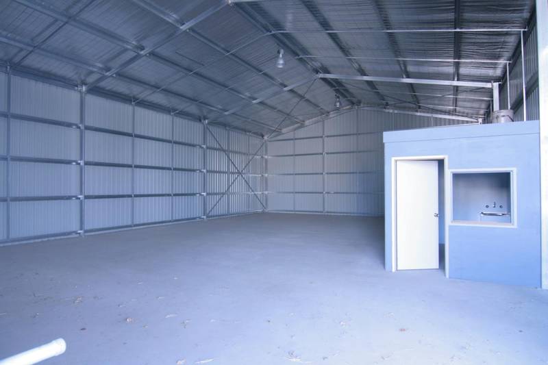 LARGE- NEAR NEW INDUSTRIAL SHED Picture 3