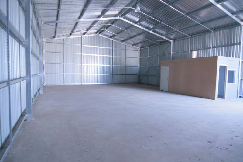 LARGE- NEAR NEW INDUSTRIAL SHED Picture 2