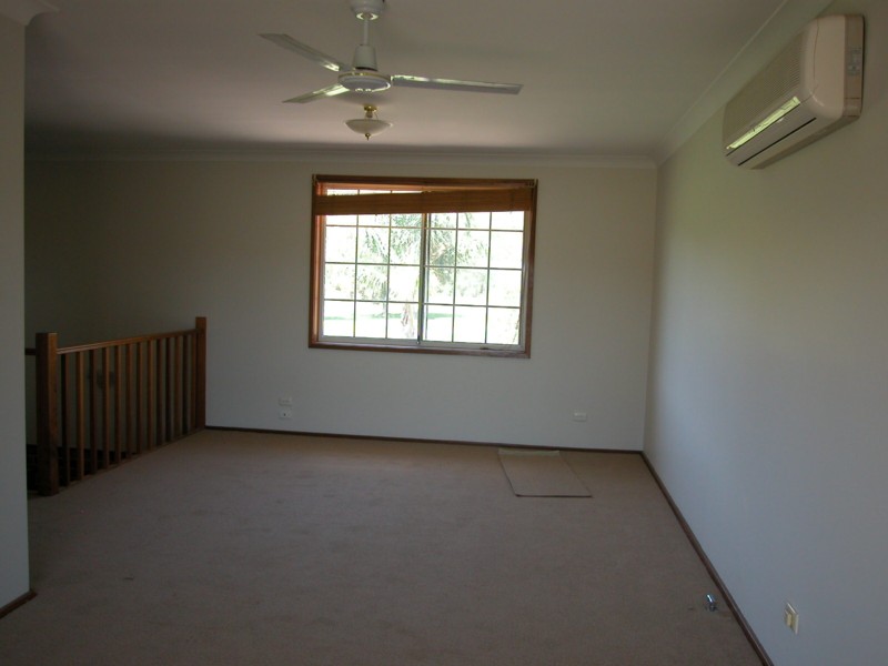 Freshly Paint 3 bedroom, 5 Acres, Large Shed..... Picture 3