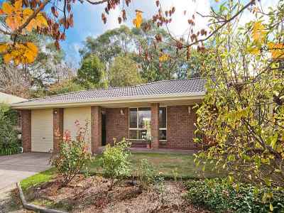 GREAT FAMILY HOME - MINUTES TO THE FREEWAY Picture 1
