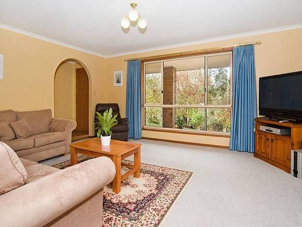 GREAT FAMILY HOME - MINUTES TO THE FREEWAY Picture 2