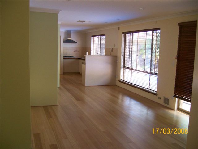 ***WARM AND INVITING FAMILY HOME!!*** Picture 1