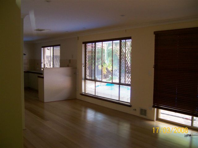 ***WARM AND INVITING FAMILY HOME!!*** Picture 2