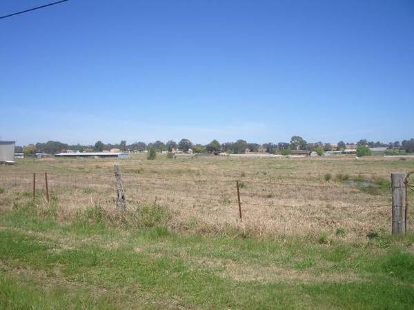 ACREAGE AVAILABLE! Picture 3