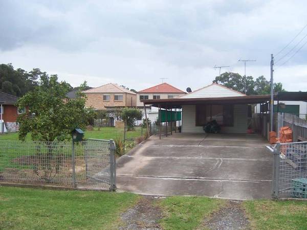 LARGE LEVEL BUILDING BLOCK APPROX 875 M2 IN SIZE. WIDE 20 METRE FRONTAGE. Picture 1