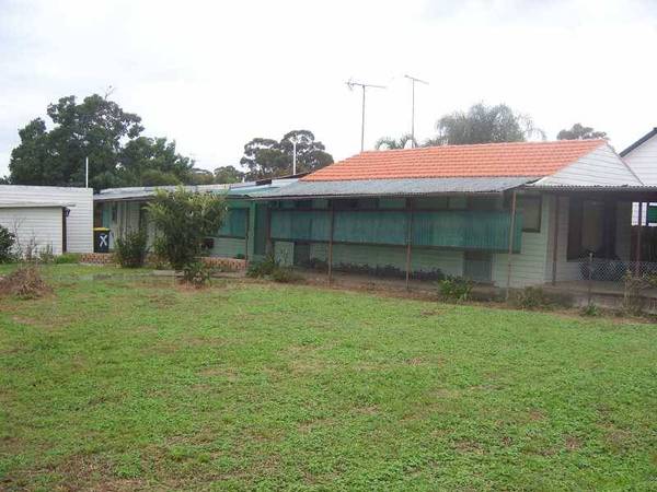 LARGE LEVEL BUILDING BLOCK APPROX 875 M2 IN SIZE. WIDE 20 METRE FRONTAGE. Picture 2