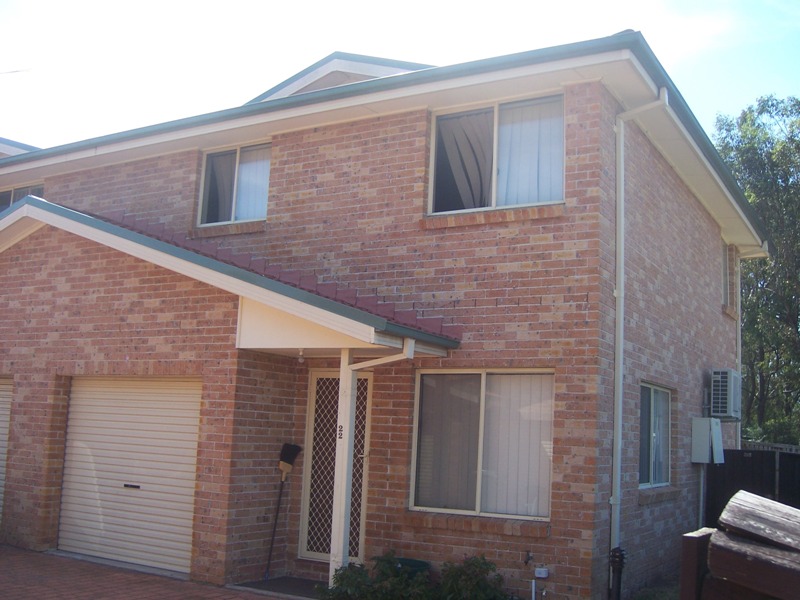 YOUNG MODERN TOWN HOUSE, WALK TO RAILWAY STATION, SHOPS, RSL CLUB AND SCHOOLS. Picture 1