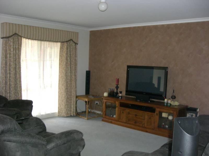 Quality Home in ideal court Picture 3
