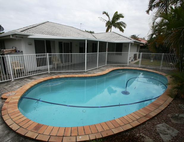 Benowa, Large, Modern 4 Bedroom Family Home With Pool Picture 2