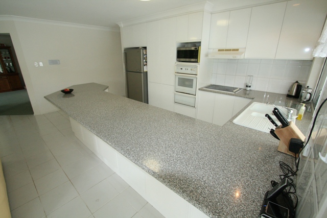 Benowa, Large, Modern 4 Bedroom Family Home With Pool Picture 3