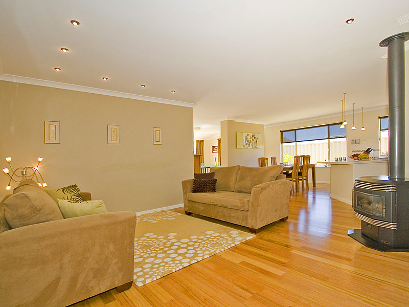 SPACIOUS FAMILY HAVEN! Picture 3
