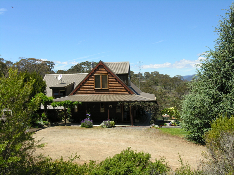 SPECTACULAR HILLSIDE SETTING Picture 1