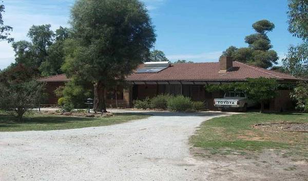 Family Home - 1 Acre Picture 1
