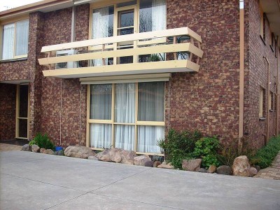 2 BEDROOM UNIT - PERFECT LOCATION! Picture