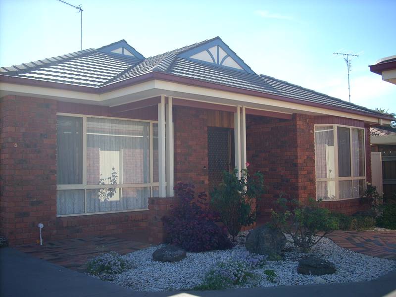NEAT 3 BEDROOM TOWNHOUSE - CLOSE TO CBD Picture