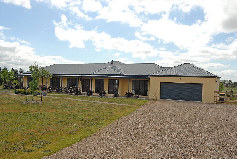 Sensational Views and Lifestyle on Mt Rowan Picture