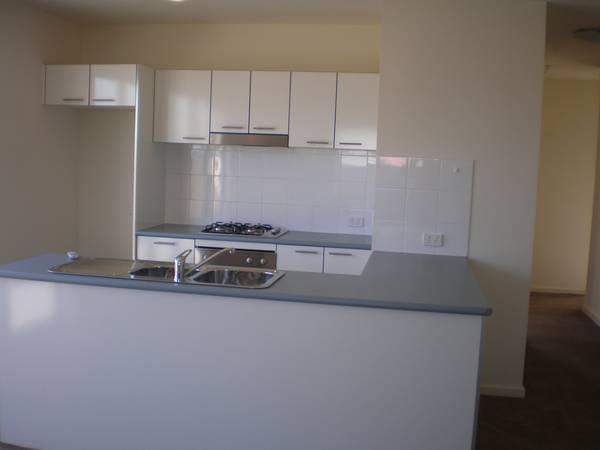 TOP FLOOR FABULOUS 2 BEDROOM APARTMENT WITH VIEWS Picture 2