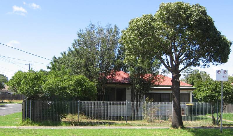 2 Bedroom Weatherboard Home, Close To Public Transport, Schools and Shopping Amenities. Picture 1