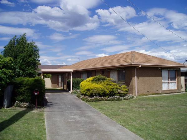 NEAT 3 BEDROOM HOME WITH ENSUITE CLOSE TO SCHOOLS & SHOPS - SEBASTOPOL Picture 2