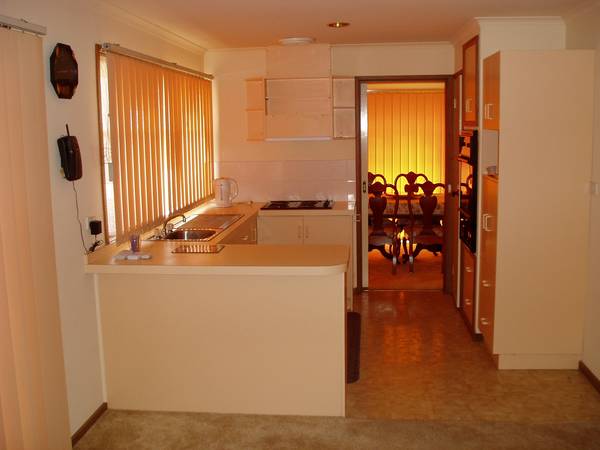 NEAT 3 BEDROOM HOME WITH ENSUITE CLOSE TO SCHOOLS & SHOPS - SEBASTOPOL Picture 3