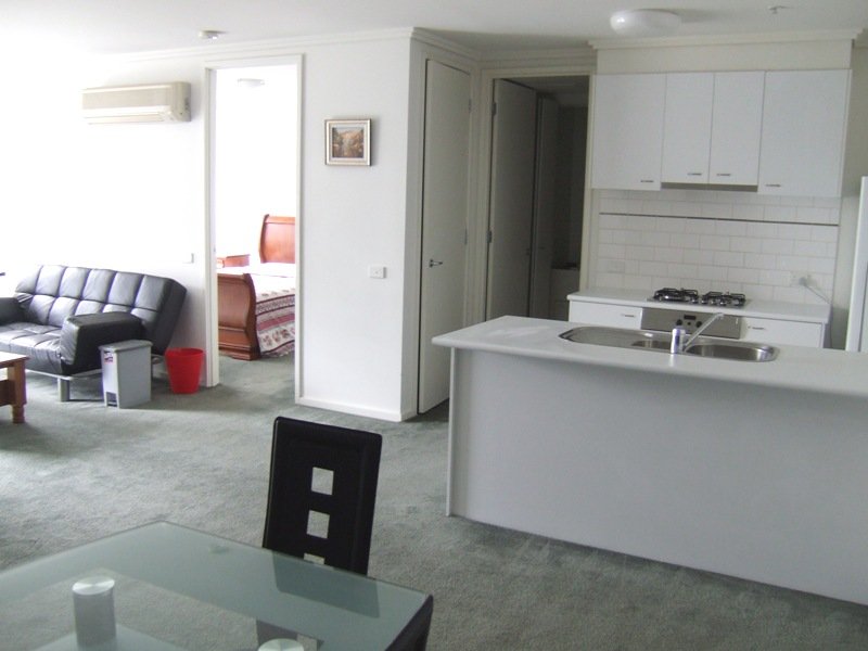 Capri 10th floor FULLY FURNISHED, 38 Bank St: Bright And Cheerful! L/B Picture 3