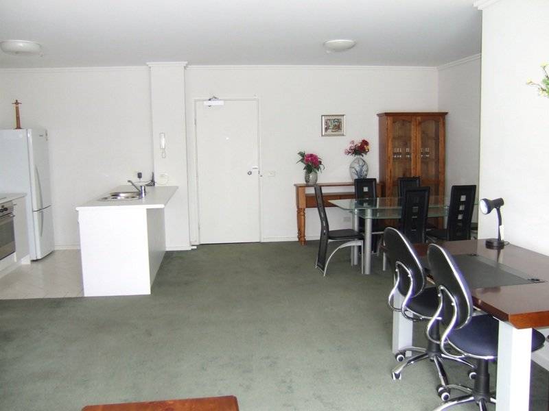 Capri 10th floor FULLY FURNISHED, 38 Bank St: Bright And Cheerful! L/B Picture 2