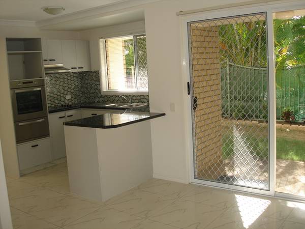 CENTRAL CBD IMMACULATE TOWNHOUSE - Make an offer today Picture 2