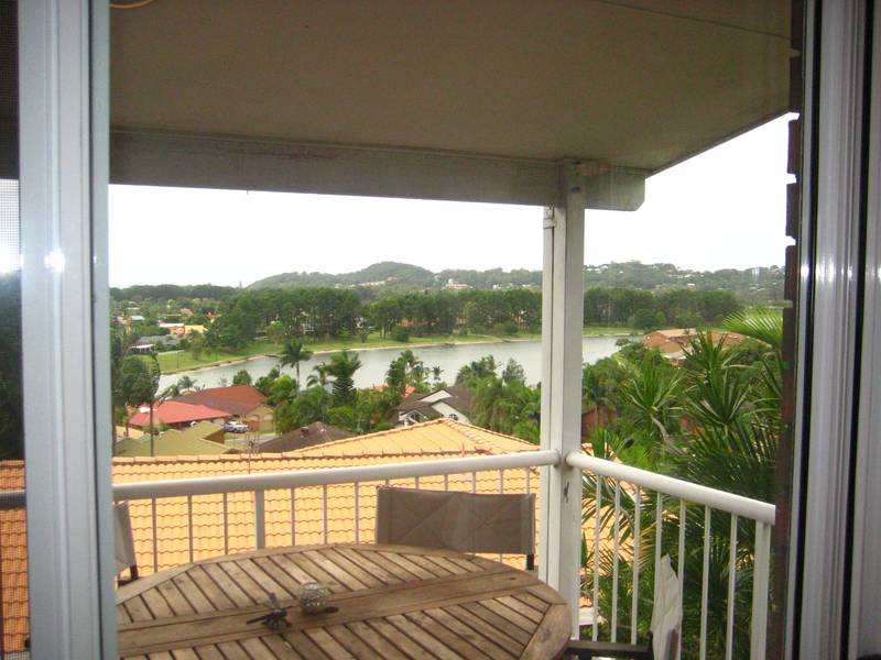 4 BEDROOM HOME WITH LAKE VIEWS!!! Picture 2